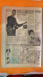 PAZAR AKTÜALİTE, SİNEMA, TİYATRO, MİZAH DERGİSİ - SAYI 199 - 17 TEMMUZ 1960 - BRIGITTE BARDOT - KADRİ YURDATAP - REHA YURDAKUL - PERVİN PAR - NEJAT SAYDAM - MAHİR ÖZERDEM - SEMİH SERLİ - EKREM DORA - SÜREYYA DURU - NÜZHET BİRSEL - ÖZDEMİR BİRSEL - YÜKSEL - NURİ ERGÜN - NİGAN HANÇER - LEYLA ALTIN - ARSLAN ALTIN - SEZER SEZİN - KENAN ARTUN - NURHAN NUR - ATİF YILMAN - FERİDUN KARAKAYA - MEMDUH YULAN - HÜSEYİN KASİ - GAZANFER ÖZCAN - RAUF ULUKUT - DENİZ UYGUNER - MUHTEREM NUR - YILMAZ DURU - NUUFER DURU - İHSAN TOMAÇ - SALTUK KAPLANGİ - MEHMET ÖZELTİ - NECDET TOSUN - GÖKSEL ARSOY - KADİR SAVUN - EFGAN ELEKAN - NURAY ÇALA - GÜLİSTAN GÜZEY - SADAMAN AYSAN - OKTAY DURUKAN - EROL TAŞ - HULUSİ KENTMEN - HAYATİ HAMZAOĞLU - SUPHİ KANER - SEMİH SEZER - FATMA GİRİK - SABİHA İZET - NUSRET ÖZKAYA - ÖMER FARUK - BENGİN ARDA - FAHRİ DANIŞMAN - ORT ELMAS - CAHİT GÜNAL - NURAY USLU - BAKİ TAMER - NEVZAT OKÇUĞLU - RENAN FOSFORNE - HİKMET SERÇE - MUHTEŞEM DUR - HÜSNÜ CANTÜRK - HAYRETTİN İT - N  - 20 SAYFA