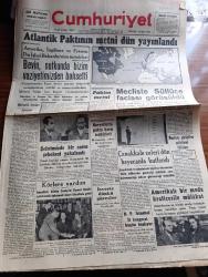 Cumhuriyet Gazetesi - 19 Mart 1949 -  adriyatik kıyıları karışıyor Cumhuriyet Başmakale - Atlantik Paktının metni dün yayınlandı - Bevin nutkunda bizim vaziyetimizden bahsetti - Atlantik Paktına giren devletleri gösterir harita - İstanbul'da bir casus şebekesi yakalandı - sovyetlerin Atlantik Paktına karşı tedbirleri - heybeli Deniz Harp okulu'ndaki törende harita önünde izahat fotoğraf - Amerikalı moda kraliçesi Tena Leser ile mülakat - Doktor Milton dün Amerikan haberler bürosunda kör bir Türk gencine kabartma bir kitap okutuyor fotoğraf - Stalin'in Planları yazan İngiltere'ye sığınan Sovyet yarbayı Gregoriy Tokayev - Balat'taki Ekmek fabrikası - Yunus Emre'nin meçhul kalmış divanı bulundu - mason derneği ve meclis - Şarlo Diktatör yakında Lale ve ar sinemasında - İdil biret Paris'e gitti fotoğraf - Safiye Ayla Necati Tokyay her akşam Taksim kristal salonunda - Zehra Bilir Hakkı Derman Şerif İçli Mefharet Yıldırım Lale saz salonunda - bugünkü radyo programı - arı unları -Volvo kamyon