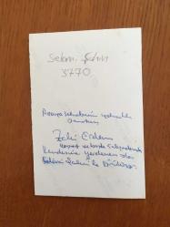 SELAMİ ŞAHİN'İN ORİJİNAL FOTOĞRAFI - 11,5 x 8 cm EBADINDA - SELAMİ ŞAHİN, ZEKİ ERDEM'LE ÇALIŞMA MASASINDA HATIRA POZU VERİRKEN ÇEKİLMİŞ NET KALİTEDE BİR FOTOĞRAF