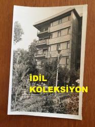 MERAL ZEREN'İN 50 MİLYON LİRAYA EMİRGAN'DA SATIN ALDIĞI YALI KATININ 6 TEMMUZ 1983 YILINDA ÇEKİLMİŞ ORİJİNAL 2'Lİ FOTOĞRAF SETİ - 18 x 12 cm EBADINDA