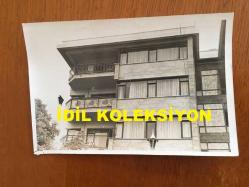 MERAL ZEREN'İN 50 MİLYON LİRAYA EMİRGAN'DA SATIN ALDIĞI YALI KATININ 6 TEMMUZ 1983 YILINDA ÇEKİLMİŞ ORİJİNAL 2'Lİ FOTOĞRAF SETİ - 18 x 12 cm EBADINDA