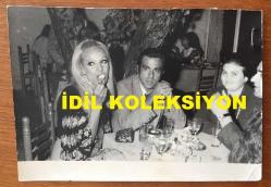 LALE BELKIS & TİYATRO ve SESLENDİRME SANATÇISI PEKCAN KOŞAR'IN ORİJİNAL FOTOĞRAFI - 18 x 13 cm EBADINDA - PEKCAN KOŞAR ve LALE BELKIS AYNI MASADA YEMEK YERKEN ÇEKİLMİŞ BİR HATIRA FOTOĞRAFI