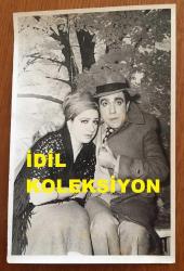 TİYATRO ve SESLENDİRME SANATÇISI PEKCAN KOŞAR'IN ORİJİNAL FOTOĞRAFI - 18 x 12 cm EBADINDA - PEKCAN KOŞAR ve BİLGE ŞEN BİR TV OYUNUNDA AYNI KAREDELER, 13 NİSAN 1977