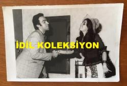 TİYATRO ve SESLENDİRME SANATÇISI PEKCAN KOŞAR'IN ORİJİNAL FOTOĞRAFI - 18 x 12 cm EBADINDA - PEKCAN KOŞAR ve SUNA KESKİN BİR OYUNDA EL ELE TUTUŞURLARKEN