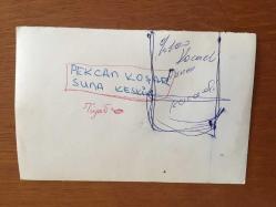 TİYATRO ve SESLENDİRME SANATÇISI PEKCAN KOŞAR'IN ORİJİNAL FOTOĞRAFI - 18 x 12 cm EBADINDA - PEKCAN KOŞAR ve SUNA KESKİN BİR OYUNDA EL ELE TUTUŞURLARKEN