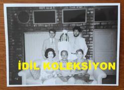 TİYATRO ve SESLENDİRME SANATÇISI PEKCAN KOŞAR'IN ORİJİNAL FOTOĞRAFI - 11,5 x 8,5 cm EBADINDA - PEKCAN KOŞAR SEVDİKLERİYLE HATIRA POZU VERİRKEN ÇEKİLMİŞ BİR KARE
