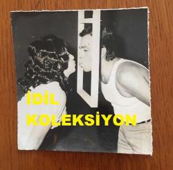 TİYATRO ve SESLENDİRME SANATÇISI PEKCAN KOŞAR'IN ORİJİNAL FOTOĞRAFI - 10 x 10 cm EBADINDA - PEKCAN KOŞAR ve BİLGE ŞEN TELEVİZYONDA BİR OYUNDA AYNI SAHNEDEYKEN, 13 NİSAN 1977