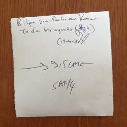 TİYATRO ve SESLENDİRME SANATÇISI PEKCAN KOŞAR'IN ORİJİNAL FOTOĞRAFI - 10 x 10 cm EBADINDA - PEKCAN KOŞAR ve BİLGE ŞEN TELEVİZYONDA BİR OYUNDA AYNI SAHNEDEYKEN, 13 NİSAN 1977