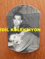 TİYATRO ve SESLENDİRME SANATÇISI PEKCAN KOŞAR'IN ORİJİNAL FOTOĞRAFI - 10 x 7,5 cm EBADINDA - PEKCAN KOŞAR İLK EŞİ MERAL LALE BELKIS'LA HATIRA POZU VERİRKEN ÇEKİLMİŞ BİR KARE