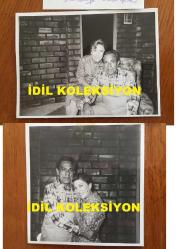 TİYATRO ve SESLENDİRME SANATÇISI PEKCAN KOŞAR'IN ORİJİNAL 2'Lİ FOTOĞRAF SETİ - 12 x 9 cm ve 9 x 8 cm EBADINDA - PEKCAN KOŞAR ve EŞİ SELMA ARISAN HATIRA POZU VERİRKEN ÇEKİLMİŞ 2 FARKLI KARE