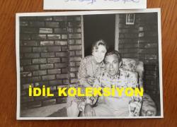 TİYATRO ve SESLENDİRME SANATÇISI PEKCAN KOŞAR'IN ORİJİNAL 2'Lİ FOTOĞRAF SETİ - 12 x 9 cm ve 9 x 8 cm EBADINDA - PEKCAN KOŞAR ve EŞİ SELMA ARISAN HATIRA POZU VERİRKEN ÇEKİLMİŞ 2 FARKLI KARE