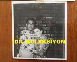 TİYATRO ve SESLENDİRME SANATÇISI PEKCAN KOŞAR'IN ORİJİNAL 2'Lİ FOTOĞRAF SETİ - 12 x 9 cm ve 9 x 8 cm EBADINDA - PEKCAN KOŞAR ve EŞİ SELMA ARISAN HATIRA POZU VERİRKEN ÇEKİLMİŞ 2 FARKLI KARE