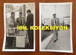 TİYATRO ve SESLENDİRME SANATÇISI PEKCAN KOŞAR'IN ORİJİNAL 2'Lİ FOTOĞRAF SETİ - 18 x 12 cm EBADINDA - PEKCAN KOŞA DIŞARIDA GEZERKEN ve BİR SEYYAR SATICIDAN ALIŞVERİŞ YAPARKEN ÇEKİLMİŞ 2 FARKLI KARE