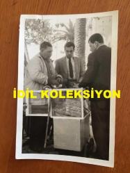 TİYATRO ve SESLENDİRME SANATÇISI PEKCAN KOŞAR'IN ORİJİNAL 2'Lİ FOTOĞRAF SETİ - 18 x 12 cm EBADINDA - PEKCAN KOŞA DIŞARIDA GEZERKEN ve BİR SEYYAR SATICIDAN ALIŞVERİŞ YAPARKEN ÇEKİLMİŞ 2 FARKLI KARE