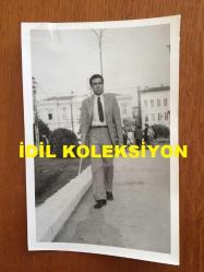 TİYATRO ve SESLENDİRME SANATÇISI PEKCAN KOŞAR'IN ORİJİNAL 2'Lİ FOTOĞRAF SETİ - 18 x 12 cm EBADINDA - PEKCAN KOŞA DIŞARIDA GEZERKEN ve BİR SEYYAR SATICIDAN ALIŞVERİŞ YAPARKEN ÇEKİLMİŞ 2 FARKLI KARE