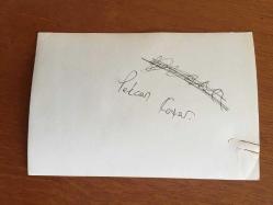 TİYATRO ve SESLENDİRME SANATÇISI PEKCAN KOŞAR'IN ORİJİNAL 2'Lİ FOTOĞRAF SETİ - 18 x 12 cm EBADINDA - PEKCAN KOŞA DIŞARIDA GEZERKEN ve BİR SEYYAR SATICIDAN ALIŞVERİŞ YAPARKEN ÇEKİLMİŞ 2 FARKLI KARE