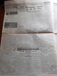 Cumhuriyet Gazetesi - 5 Birincikanun (Aralık) 1943 - Eğer Smuts'ın sözleri doğru ise yazan Nadir Nadi Başmakale - zelzele mıntıkasından ilk resimler ılgaz'da yıkılan binalar ve felaketzede halka yapılan yardım - Milli Şef İsmet İnönü'nün basın birliğine iltifatı - müttefik kararları - Almanya'ya karşı harp şiddetlenecek - Kahire konferansından bir fotoğraf Amerika ve Çin Cumhur reisleri bir arada  - Smolensk Kesiminde 4 gün evvel başlayan büyük Sovyet taarruzu kar fırtınasına rağmen devam ediyor - Leipzig de ağır bir baskına uğradı - ithale cephesinde taarruz kızıştı - yugoslavya'da Mareşal Tito başkumandan oldu - Cemal Nadir karikatür -  haftanın şakaları yazan Burhan Felek - Spritizmanın doğumu ve bir din oluşu Profesör Doktor M. Şekip Tunç - Lig maçlarının İkinci devresi bugün başlıyor - Fenerbahçe stadında Vefa Anadolu Hisarı maçı - Şeref stadında Galatasaray Kasımpaşa maçı - Aşkın doğuşu yazan Peride Celal Yazı Dizisi - Şimal dalmaçya Adaları hırvatlar elinde - Müzeyyen Senar Işıl