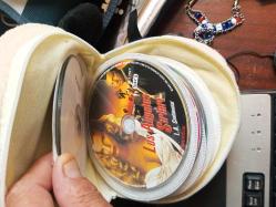 Peluş panda formunda CD -DVD kutusu içinde CD var