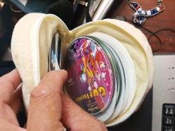 Peluş panda formunda CD -DVD kutusu içinde CD var