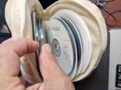 Peluş panda formunda CD -DVD kutusu içinde CD var