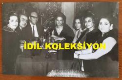 FÜSUN ÖNAL'IN ORİJİNAL FOTOĞRAFI - 16 x 10 cm EBADINDA - FÜSUN ÖNAL, BABASI MENNAN ÖNAL, ANNESİ FİKRET ÖNAL ve SEVDİKLERİYLE HATIRA POZU VERİRKEN ÇEKİLMİŞ BİR KARE