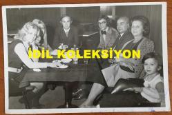 FÜSUN ÖNAL'IN ORİJİNAL FOTOĞRAFI FOTOĞRAFI - 18 x 12 cm EBADINDA - FÜSUN ÖNAL, BABASI MENNAN ÖNAL, ANNESİ FİKRET ÖNAL, ATİLLA ÖZDEMİROĞLU ve DOSTLARIYLA MAÇKA OTELİ'NDE 5 ÇAYINDAYKEN ÇEKİLMİŞ BİR KARE