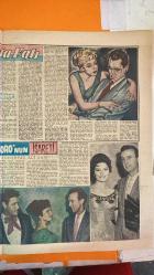 PAZAR AKTÜALİTE, SİNEMA, TİYATRO, MİZAH DERGİSİ - 12 ŞUBAT 1961 - SAYI: 229 - KIRK DOUGLAS - ALİ SAR - NANA MICHAEL - MISS STRIP TEASE - FİKRET HAKAN - TOLGA TİĞİN - MÜNİR ÖZKUL - SADETTİN ERBİL - PERİ HAN - UĞUR BAŞARAN - SUNA SELEN - BEDEN KİNL TUNE - TUNCEL KURTİZ - OĞUZ OKTAY - RENGİN ARDA - EROL GÜNAYDIN - METİN SEREZLİ - ALEC - LALE BELKIS - NECDET AYBEK - EROL KESKİN - HENRIK IBSEN - JEAN ANOUILH - J ARDEN - YILDIZ KENTER - MÜSTİK KENTER - SÜKRAN GÜNGÖR - SADRİ ALIŞIK - GENCO ERKAL - EKİN KARDAM - KAMRAN YÜCE - ÇİĞDEM SEBAK - COLPAN İLHAN - MARCEL ACHARD - WILLIAM GIBSON - NEVZAT PESEN - GÖKSEL ARSOY - LEYLA SAYAR - TÜRKAN SORAY - SÜHA DOĞAN - ATİF KAPTAN - HULUSİ KENTMEN - SENİH ORKAN - ATİF YILMAZ - ORHAN GÜNSIRAY - NURHAN NUR - AHMET MEKİN - KENAN PARS - MUZAFFER NERİOĞLU - MARILYN MONROE - TURGUT OZATAY - AHMET TARIK TEKÇE - NİLÜFER AYDAN - YILMAZ DURU - AGAH HÜN - BELGİN DORUK - SADRİ ALIŞIK - AVNİ DİLLİGİL - ALLYE RONA - ÜLKÜ ERAKALIN - EVRİM FER - MÜMTAZ ENER - - 16 SAYFA