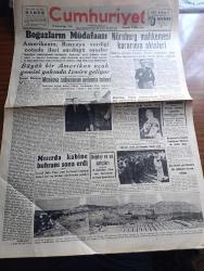 Cumhuriyet Gazetesi - 3 Ekim 1946 - yeni bütçe yazan Nadir Nadi Başmakale - boğazları müdafaası - Amerika'nın Rusya'ya verdiği notada ileri sürdüğü esaslar - Nürnberg mahkemesi kararının akisleri - bütün dünya basını harb suçluları için verilen kararları türlü türlü tefsir ediyor - Göring ölüm hücresinde bir gazeteciye beyanat verdi fotoğraf - Haydarpaşa numune Hastanesi'nin bahçesinde yeni bir verem pavyonunun temeli atıldı fotoğraf - Moskova radyosunun uydurma haberi - Türkiye'de İngiliz üsleri olduğu hakkında Rus iddiaları - Mısır'da kabine buhranı sona erdi - Beynelmilel nakit sandığına Türkiye'de dahil oldu - buğday ve un satışları - yarı şaka yarı ciddi yazan Burhan Felek - İktisat fakültesinin on yıllık faaliyeti yazan profesör Ziyaeddin Fahri Fındıkoğlu - Raşit Rıza Tiyatrosu bu akşam Yeşilköy Park gazinosu'nda - İsmail dümbüllü ve Suzan yakar Büyükada iskele gazinosu'nda - Anadolu turnesine çıkan Sabriye tokses 4 Ekim Adapazarı Saray sinemasında -  kanlı gölge İpek sinemasında