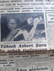 Cumhuriyet Gazetesi - 13 Ağustos 1956 - Ankara Valisi Cemal Göktan'ın izin vermediği 2. toplantı - Cumhurbaşkanı Nasır dün Londra konferansına  katılmayacağını resmen açıkladı - Türk Hava Kuvvetleri milli atış timi bugün belli olacak - cumhurbaşkanı Celal Bayar kampta fotoğraf - ağ biçimindeki peçesi ile milli kurtuluş ordusuna katılan mısırlı bir kadın asker fotoğraf - Türkiye'de petrol araştırmaları - periler diyarında bir hafta röportajı yapan Yaşar Kemal yazı dizisi - Osman Bölükbaşı Trabzon'dan Erzurum'a gitti - Kıbrıs şehirlerinde bombalar patlıyor - kutu kutu içinde yazan Orhan hançerlioğlu yazı dizisi - Gönül Yazar puro tuvalet sabunu kullanıyor - Sirkeci Halkalı elektrikli trenleri - Hürriyet Partisi adına bugün Recep Peker'in kabri ziyaret edilecek - kadın moda köşesi - Fenerbahçe Ankara Demirspor'un 7-2 mağlup etti fotoğraf - Galatasaray Türkiye kürek şampiyonu - Galatasaray İstanbul yüzme şampiyonu - Cezmi or yarışmaları dün nihayete erdi - Vefa dünkü iki maçını da kazandı