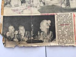 FAHRETTİN ASLAN'IN GAZETEDEN KESİLME FOTOĞRAFLI HABER KÜPÜRÜ - 24 x 22 cm EBADINDA - FAHRETTİN ASLAN, BEHİYE AKSOY ve BERKER İNANOĞLU, SEZERCİK'İN SÜNNET DÜĞÜNÜNDE AYNI MASADALAR