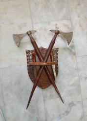 Vintage ahşap el işleme ile yapılmış baltalar ve bıçaklar duvar