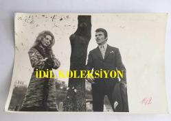 YEŞİLÇAM'IN DEĞERLİ OYUNCUSU HÜLYA TUĞLU'NUN ORİJİNAL FOTOĞRAFI - 18 x 12 cm EBADINDA - HÜLYA TUĞLU ve SAMİ TUNÇ BİR FİLM SAHNESİNDE AYNI KAREDELER