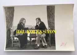 YEŞİLÇAM'IN DEĞERLİ OYUNCUSU HÜLYA TUĞLU'NUN ORİJİNAL FOTOĞRAFI - 18 x 12 cm EBADINDA - HÜLYA TUĞLU BİR YEŞİLÇAM FİLMİNDE AĞAÇLARIN ALTINDA BOĞAZ MANZARASINA KARŞI OTURURKEN