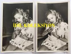 YEŞİLÇAM'IN DEĞERLİ OYUNCUSU HÜLYA TUĞLU'NUN ORİJİNAL 2'Lİ FOTOĞRAF SETİ - 18 x 12 cm EBADINDA - HÜLYA TUĞLU KUCAĞINDA TAVŞAN BESLERKEN ÇEKİLMİŞ 2 FARKLI KARE
