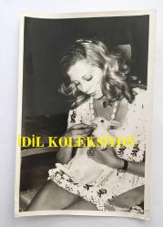 YEŞİLÇAM'IN DEĞERLİ OYUNCUSU HÜLYA TUĞLU'NUN ORİJİNAL 2'Lİ FOTOĞRAF SETİ - 18 x 12 cm EBADINDA - HÜLYA TUĞLU KUCAĞINDA TAVŞAN BESLERKEN ÇEKİLMİŞ 2 FARKLI KARE