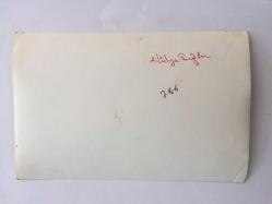 YEŞİLÇAM'IN DEĞERLİ OYUNCUSU HÜLYA TUĞLU'NUN ORİJİNAL 2'Lİ FOTOĞRAF SETİ - 18 x 12 cm EBADINDA - HÜLYA TUĞLU KUCAĞINDA TAVŞAN BESLERKEN ÇEKİLMİŞ 2 FARKLI KARE