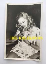 YEŞİLÇAM'IN DEĞERLİ OYUNCUSU HÜLYA TUĞLU'NUN ORİJİNAL 2'Lİ FOTOĞRAF SETİ - 18 x 12 cm EBADINDA - HÜLYA TUĞLU KUCAĞINDA TAVŞAN BESLERKEN ÇEKİLMİŞ 2 FARKLI KARE