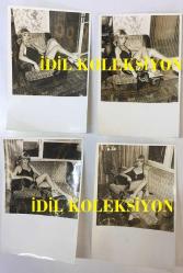 YEŞİLÇAM'IN DEĞERLİ OYUNCUSU HÜLYA TUĞLU'NUN ORİJİNAL 4'LÜ FOTOĞRAF SETİ - 18 x 12 cm EBADINDA - HÜLYA TUĞLU ŞIK ELBİSESİYLE EVİNDE TEKLİ KOLTUK ÜZERİNDE POZ VERİRKEN ÇEKİLMİŞ 4 FARKLI KARE