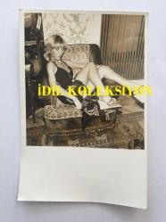 YEŞİLÇAM'IN DEĞERLİ OYUNCUSU HÜLYA TUĞLU'NUN ORİJİNAL 4'LÜ FOTOĞRAF SETİ - 18 x 12 cm EBADINDA - HÜLYA TUĞLU ŞIK ELBİSESİYLE EVİNDE TEKLİ KOLTUK ÜZERİNDE POZ VERİRKEN ÇEKİLMİŞ 4 FARKLI KARE