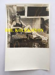 YEŞİLÇAM'IN DEĞERLİ OYUNCUSU HÜLYA TUĞLU'NUN ORİJİNAL 4'LÜ FOTOĞRAF SETİ - 18 x 12 cm EBADINDA - HÜLYA TUĞLU ŞIK ELBİSESİYLE EVİNDE TEKLİ KOLTUK ÜZERİNDE POZ VERİRKEN ÇEKİLMİŞ 4 FARKLI KARE