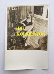 YEŞİLÇAM'IN DEĞERLİ OYUNCUSU HÜLYA TUĞLU'NUN ORİJİNAL 4'LÜ FOTOĞRAF SETİ - 18 x 12 cm EBADINDA - HÜLYA TUĞLU ŞIK ELBİSESİYLE EVİNDE TEKLİ KOLTUK ÜZERİNDE POZ VERİRKEN ÇEKİLMİŞ 4 FARKLI KARE