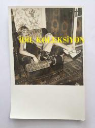 YEŞİLÇAM'IN DEĞERLİ OYUNCUSU HÜLYA TUĞLU'NUN ORİJİNAL 4'LÜ FOTOĞRAF SETİ - 18 x 12 cm EBADINDA - HÜLYA TUĞLU ŞIK ELBİSESİYLE EVİNDE TEKLİ KOLTUK ÜZERİNDE POZ VERİRKEN ÇEKİLMİŞ 4 FARKLI KARE