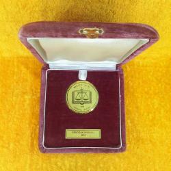 VINTAGE İSTANBUL BAROSU MESLEKTE 35 YIL 3934 ORJİNAL KUTUSUNDA MADALYA