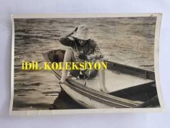YEŞİLÇAM'IN DEĞERLİ OYUNCUSU HÜLYA TUĞLU'NUN ORİJİNAL 6'LI FOTOĞRAF SETİ - 18 x 12 cm EBADINDA - HÜLYA TUĞLU SANDALLA DENİZE AÇILIP BALIK TUTARKEN ÇEKİLMİŞ 6 FARKLI KARE