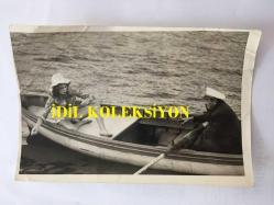 YEŞİLÇAM'IN DEĞERLİ OYUNCUSU HÜLYA TUĞLU'NUN ORİJİNAL 6'LI FOTOĞRAF SETİ - 18 x 12 cm EBADINDA - HÜLYA TUĞLU SANDALLA DENİZE AÇILIP BALIK TUTARKEN ÇEKİLMİŞ 6 FARKLI KARE