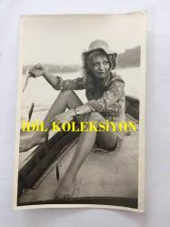 YEŞİLÇAM'IN DEĞERLİ OYUNCUSU HÜLYA TUĞLU'NUN ORİJİNAL 6'LI FOTOĞRAF SETİ - 18 x 12 cm EBADINDA - HÜLYA TUĞLU SANDALLA DENİZE AÇILIP BALIK TUTARKEN ÇEKİLMİŞ 6 FARKLI KARE