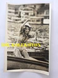 YEŞİLÇAM'IN DEĞERLİ OYUNCUSU HÜLYA TUĞLU'NUN ORİJİNAL 6'LI FOTOĞRAF SETİ - 18 x 12 cm EBADINDA - HÜLYA TUĞLU SANDALLA DENİZE AÇILIP BALIK TUTARKEN ÇEKİLMİŞ 6 FARKLI KARE