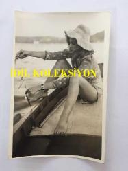 YEŞİLÇAM'IN DEĞERLİ OYUNCUSU HÜLYA TUĞLU'NUN ORİJİNAL 6'LI FOTOĞRAF SETİ - 18 x 12 cm EBADINDA - HÜLYA TUĞLU SANDALLA DENİZE AÇILIP BALIK TUTARKEN ÇEKİLMİŞ 6 FARKLI KARE