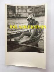 YEŞİLÇAM'IN DEĞERLİ OYUNCUSU HÜLYA TUĞLU'NUN ORİJİNAL 6'LI FOTOĞRAF SETİ - 18 x 12 cm EBADINDA - HÜLYA TUĞLU SANDALLA DENİZE AÇILIP BALIK TUTARKEN ÇEKİLMİŞ 6 FARKLI KARE