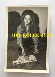 YEŞİLÇAM'IN DEĞERLİ OYUNCUSU HÜLYA TUĞLU'NUN ORİJİNAL 3'LÜ FOTOĞRAF SETİ - 18 x 12 cm EBADINDA - HÜLYA TUĞLU EVİNDE İSKAMBİL KAĞITLARI AÇARKEN ve KADRAJA POZ VERİRKEN ÇEKİLMİŞ 3 FARKLI KARE